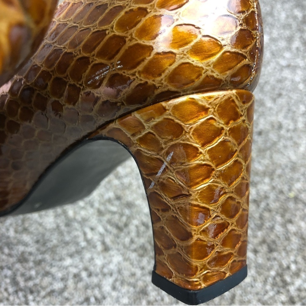 Stuart Weitzman Snakeskin Print Heels Size 9 2.5”… - image 5